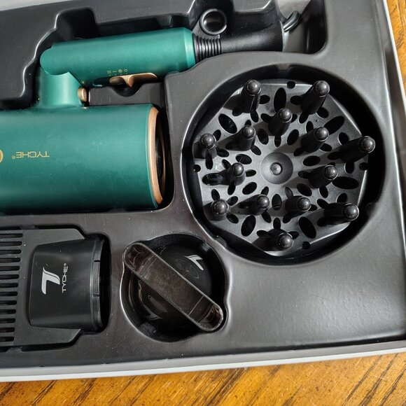 TYCHE CHIC Hair Dryer with 3 attachments - Picture 4 of 7